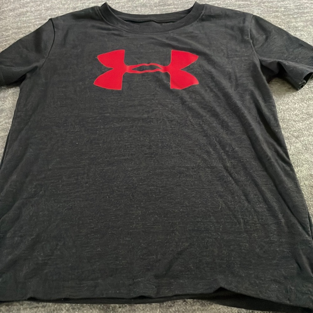 Under Armor boys shirt 🦖bundle and save!!